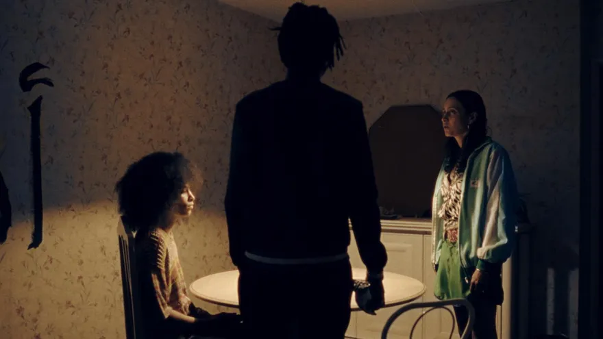 3P到一半被處私刑！辣模親睹「炮友被丟下窗」屍骨全無