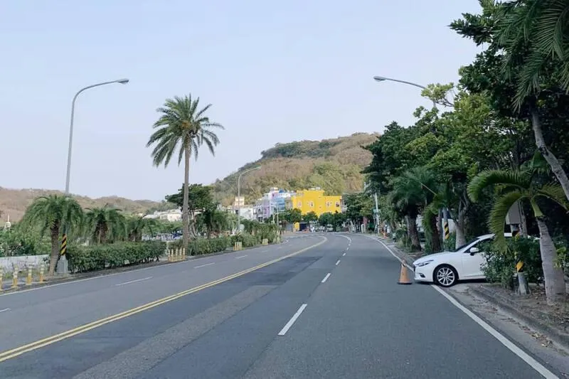 太囂張！墾丁「天兵停車術」車頭佔慢車道　警方要罰了