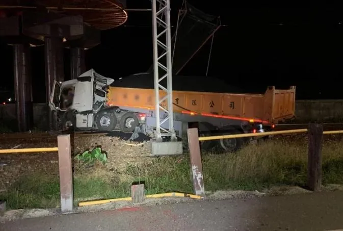 驚險！聯結車撞進花蓮鐵路　幸無列車經過逃一劫