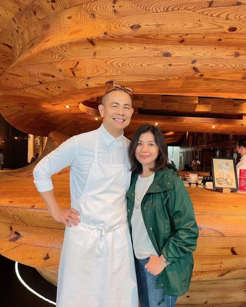 63歲鍾楚紅超凍齡！名廚江振誠曬同框合照　嗨喊：我的擋泥板女神