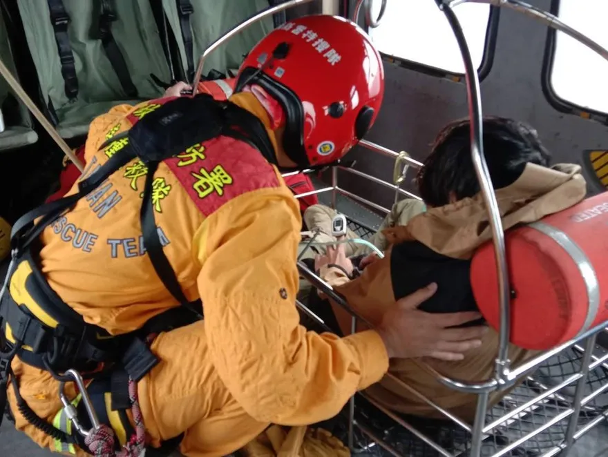 影/翠池山屋登山男意識模糊受困　黑鷹直升機緊急吊掛送醫