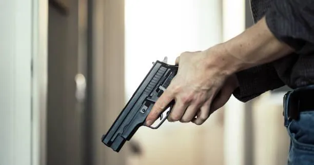 泰警持槍「狠殺岳父母、妻兒共6死」！目前仍逃亡中