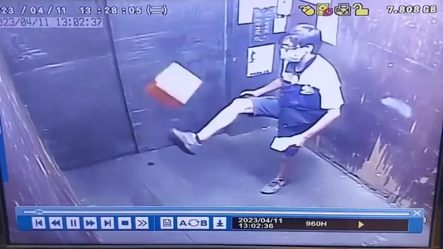 影/電梯梅西是他！送貨員包裹當足球踢　監視器直擊驚人球技