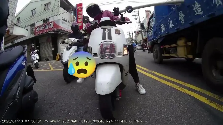 影/超驚險！女騎士等紅燈險遭鋼管掃爆頭　警方要開罰了