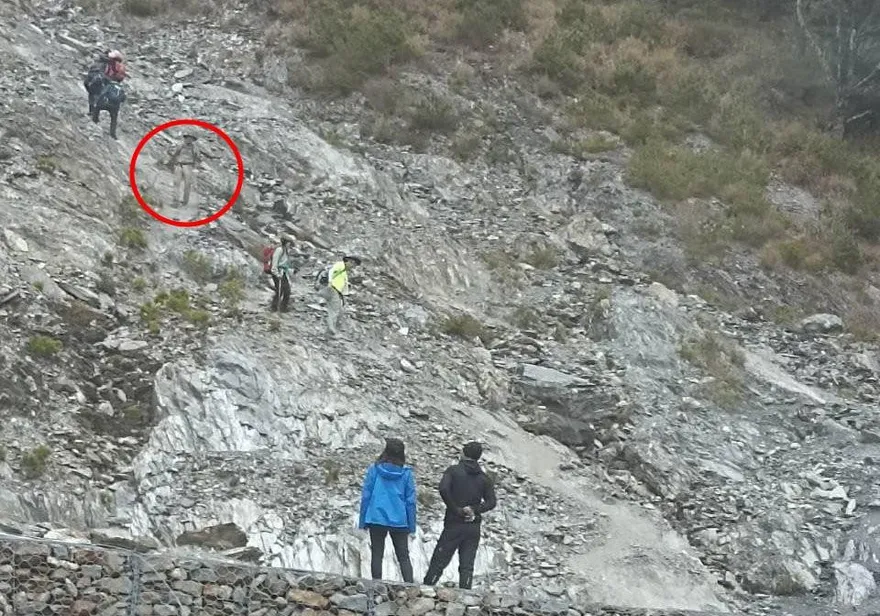 爬山拍到灰白男「頭戴二戰軍盔」！友驚：現場沒這人　放大一看起雞皮疙瘩