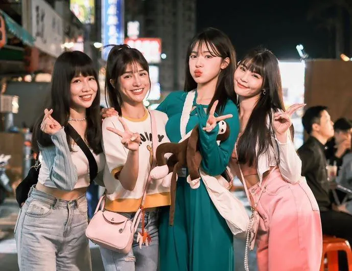 影/練完舞直奔中壢夜市！李多慧嗑臭豆腐激喊「三個字」　吃到「1小吃」崩潰：口感好怪