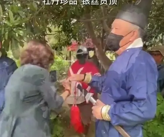 影/洛陽牡丹珍品「銀絲貫頂」開花　大批「拔刀侍衛」出動輪流看守