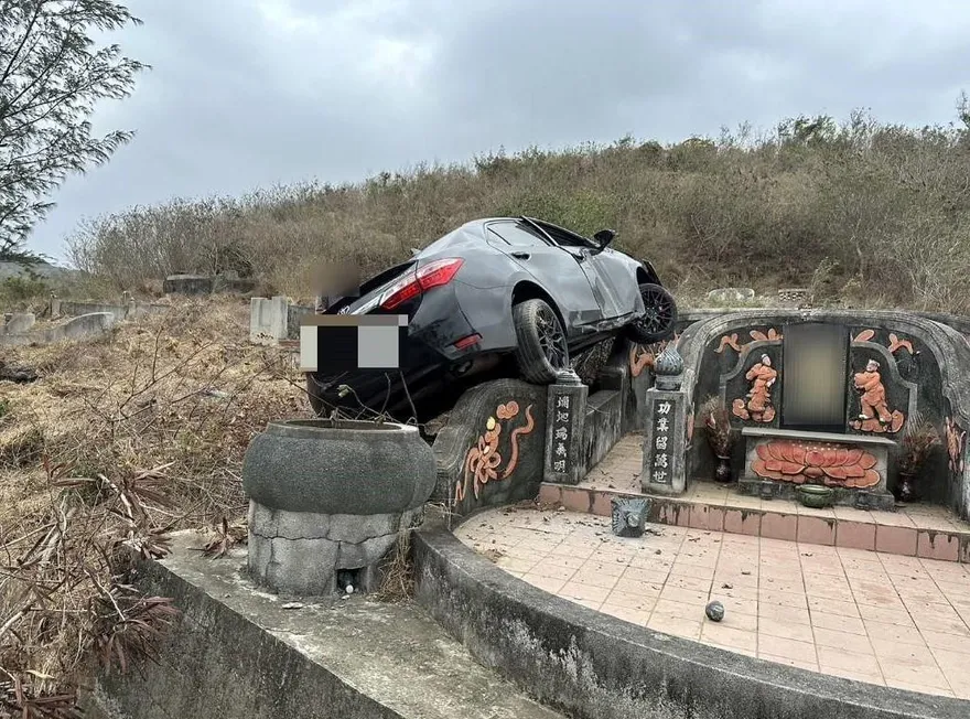 影/真的卡到人家祖墳！恆春男過彎失控　車竟開進公墓整台慘側翻