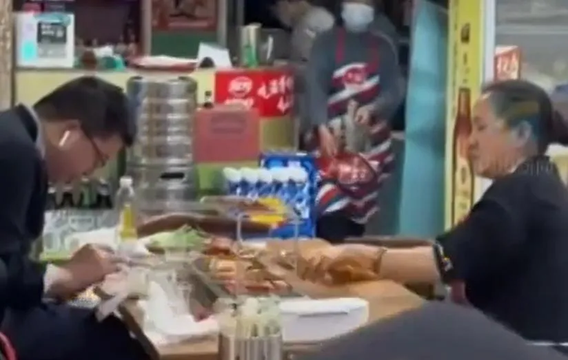 影/自助燒烤店驚見老闆娘專為「他」提供「1對1服務」　暖心原因曝光網讚爆