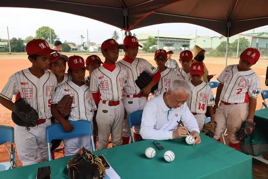 頂新和德捐贈佳義國小　助原民孩子棒球夢