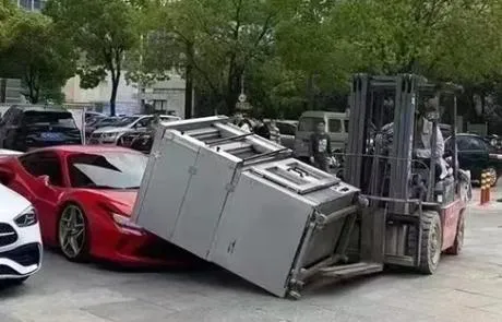 賀成交還是直接跑路？他開推高機搬鐵櫃　掉落狠砸1500萬法拉利