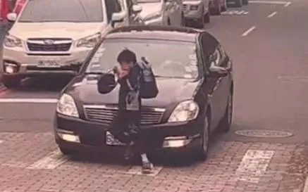 影/眼瞎的「行人地獄」！走斑馬線差點被闖紅燈的黑車收掉　幸好學童做了「這動作」