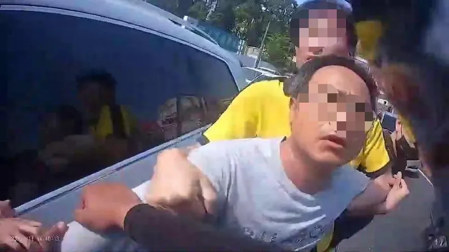 影/公親變事主糗大了！騎士排解夫妻車上糾紛　歐多拜竟被莽夫騎走