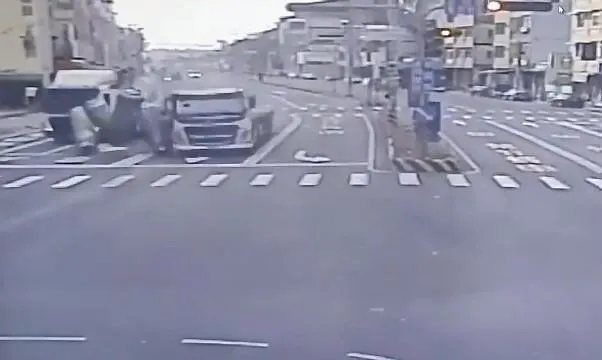 影/嚇死人！曳引車急煞9顆巨大鋼瓶應聲滾落　警方對駕駛開罰