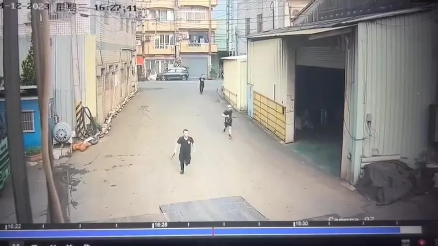 台中小吃店爆移工糾紛！現場遺留5顆子彈　1人腿部割傷送醫