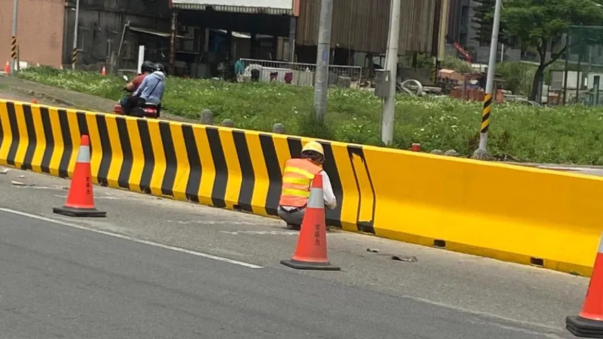 幫老闆省錢？網友驚嘆路邊「神之手」　他純手工創作「紐澤西護欄」