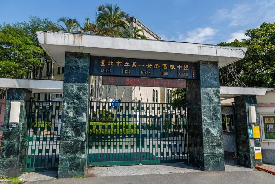 北一女校門口奇景！電話亭驚見「垃圾堆」　網友砲轟後校方下「這個命令」