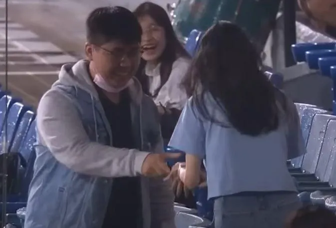 影/味全龍vs富邦悍將之戰！壯男搶到界外球　下秒轉身送女球迷…浪漫全曝光