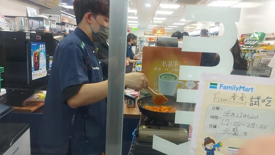 超商店員「還要會炒年糕」！網笑翻：以後要送小孩去打工