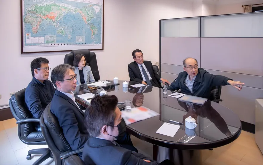 總統府國安會議看不到賴清德　藍委：他是在做簡報還是幫忙拍照？