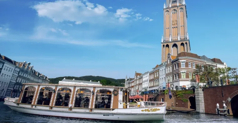 影/男子搭遊樂園觀光船突墜河　「撲通」落水聲嚇壞船上乘客