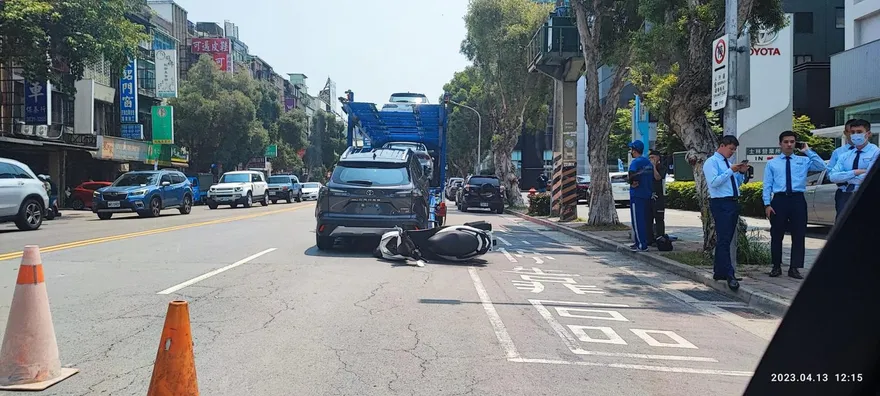 賀成交？「路中央卸新車」…後方「機車撲撞而來」　網傻眼：誰賠誰還不知道