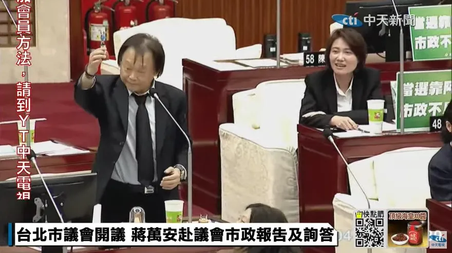 「蔣」師上課了！王世堅送螺絲起子要蔣萬安拴緊螺絲