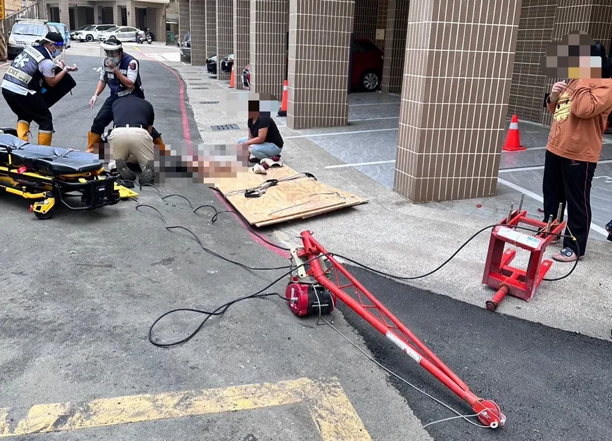 快訊／高雄小港工安意外釀1死！　工人高處隨吊車墜落送醫不治