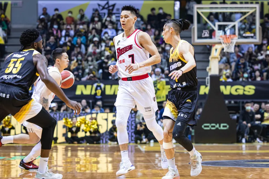 影/「林家兄弟對決」週日二度上演　國王顧問「皓呆」獻妙計封鎖林書豪