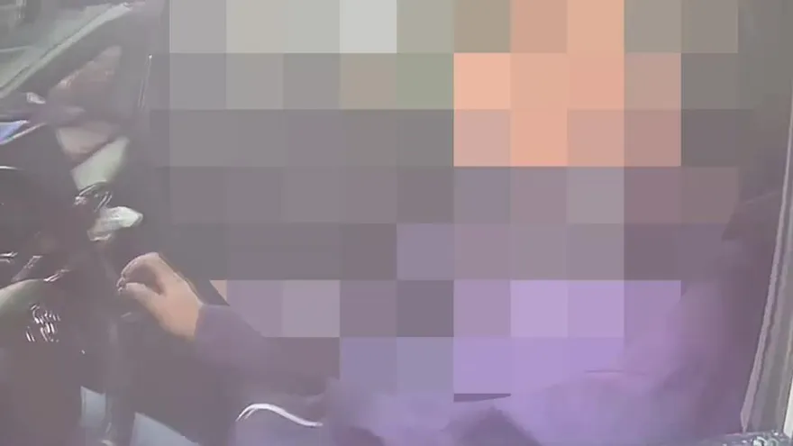 影/泊車點太威了！爛醉男停快車道睡覺　遭警破窗秒驚醒