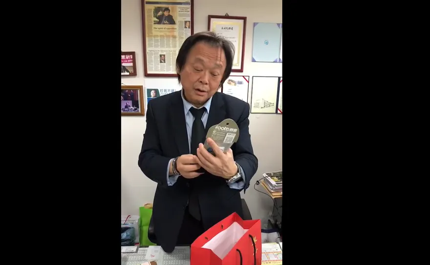 王世堅襪子大有來頭！　網起底品牌崩潰喊：民進黨良心墮落了