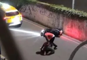 被按出來的「喇叭火」！騎士痛毆小黃運將狂壓頭　他稱對方違規在先