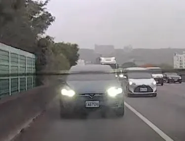 影/國道驚見「特斯拉惡劣狂閃大燈」！超車還拿雷射筆猛照　車主嗆：路肩不是超車道