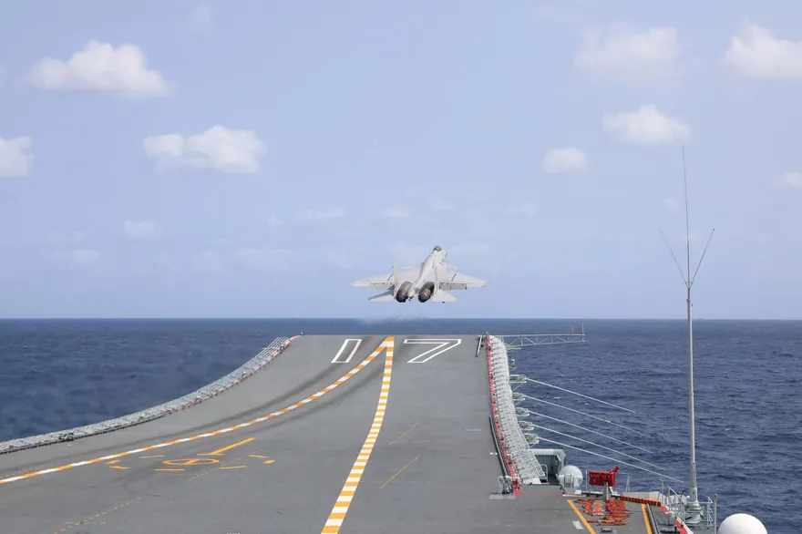 日本防衛省：山東艦戰機和直升機上週起降約210次