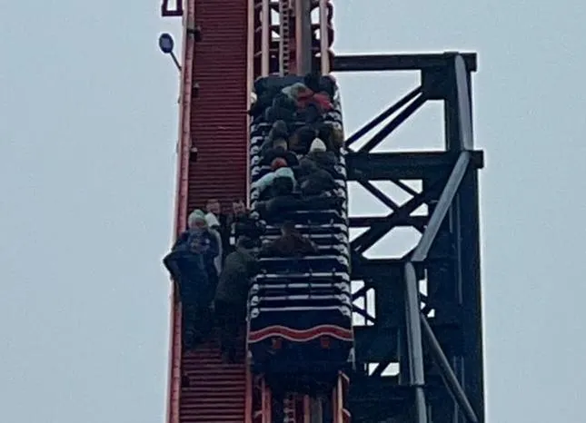 影/英最高雲霄飛車突發故障卡「72公尺高空」　遊客強風中緊握逃生梯扶手脫困