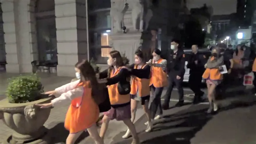 影/太陽會專挑少女送寶和會酒店上班！檢警連抄黑幫據點　「館長槍擊主謀」會長遭逮入監