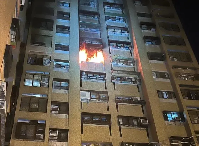 影/台中社區大樓凌晨驚傳火警　母女被救出「75歲媽媽」昏迷插管送醫