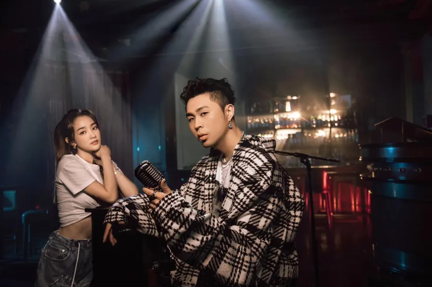 王淨辣曬性感小蠻腰！見鮮肉歌手被迷暈倒地　霸氣為他做CPR