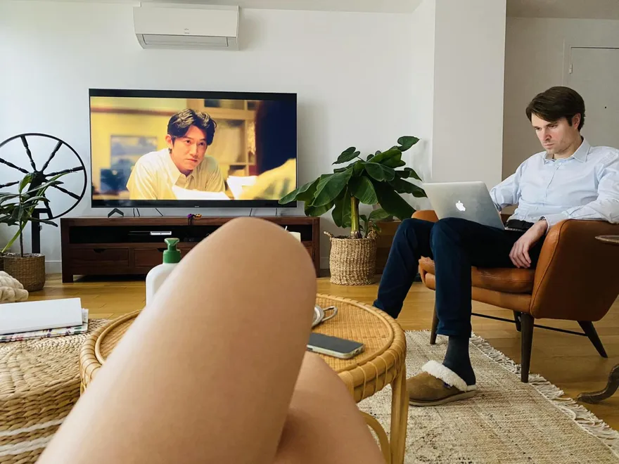 辣勾溫柔哥！謝淑薇追劇曬美腿　法籍男友一臉淡定同框