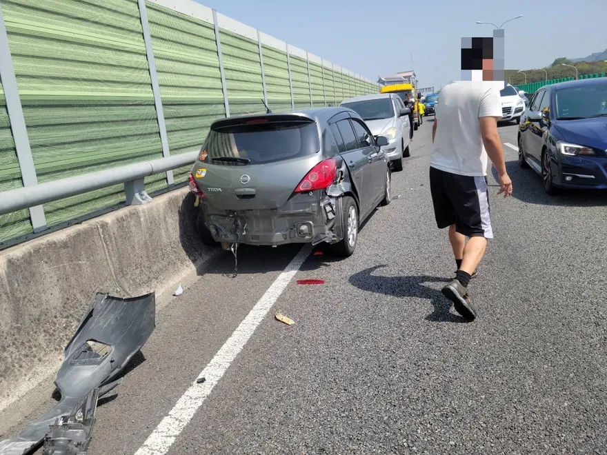 3車追撞！台74線快速道疑變換車道不當失控　5人受傷送醫治療