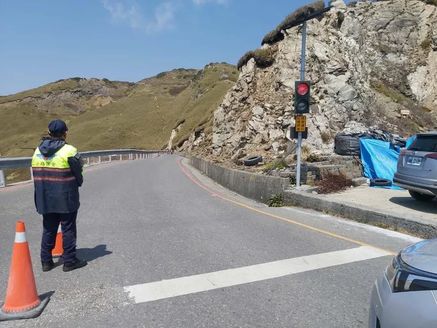 全台最高紅綠燈！合歡山武嶺疏導車流　闖紅燈當心開罰