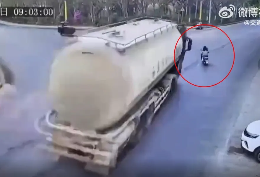 影/三寶無極限！女騎士「鬼切左轉」被後方油罐車輾壓　對向車輛慘遭波及