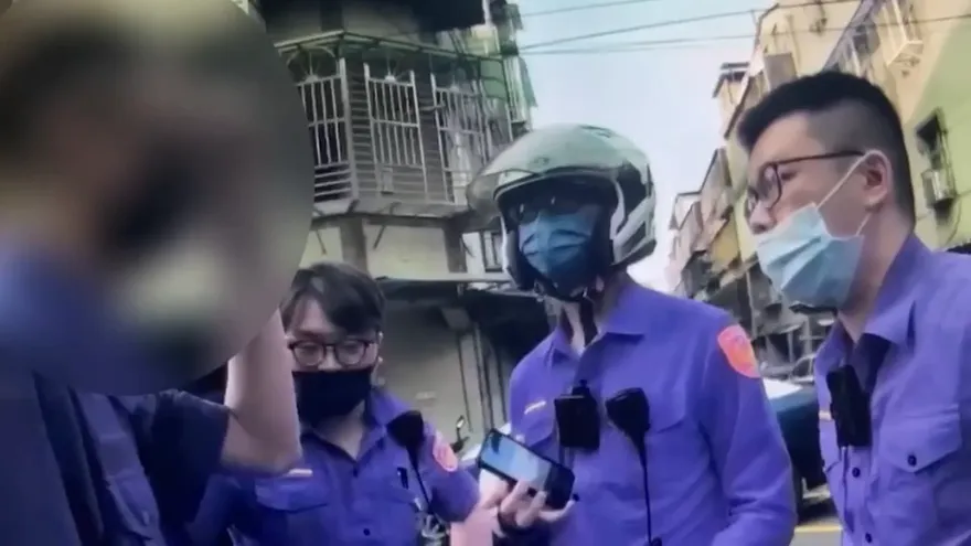 影/假阿sir再度被逮！新莊「指揮交通」完換去樹林「街頭巡邏」　正牌警見狀傻眼