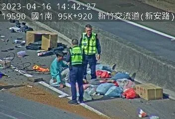 快訊/國1新竹交流道「貨車翻覆」！1男倒地等救援　畫面曝光
