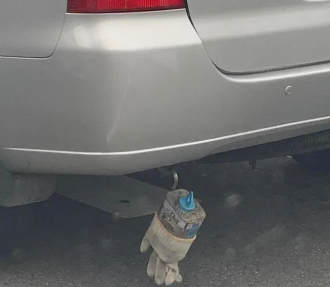 「工具總動員」出沒！轎車車尾吊掛「手套+神秘罐頭」　內行人曝車主職業