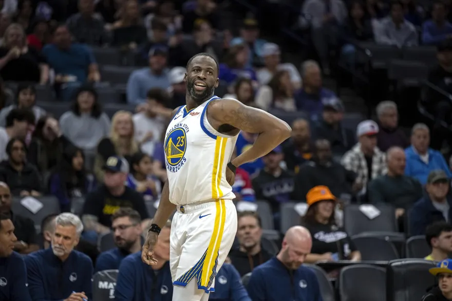 影/又在耍髒了？「嘴綠」把沙波尼斯當坐墊狠壓2次　裁判「裝死」忽視國王球迷氣炸