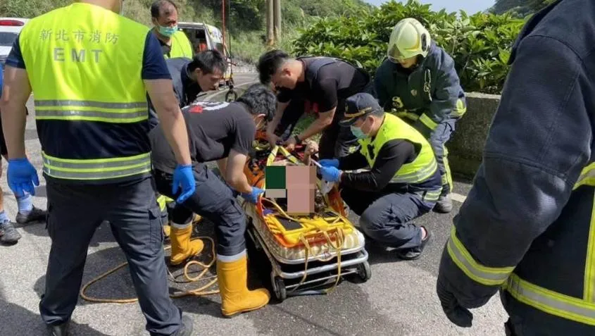 單車遊新北山區出事！2比利時騎士下坡摔車　1人慘跌4米深山谷