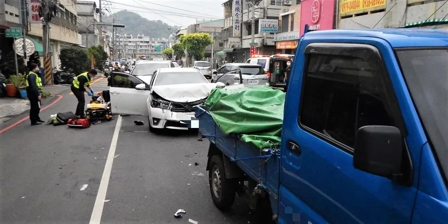 影/追撞車禍驚見副駕女「身上都是刀傷」！肇事駕駛就是兇嫌　警揭姊弟戀情殺內幕