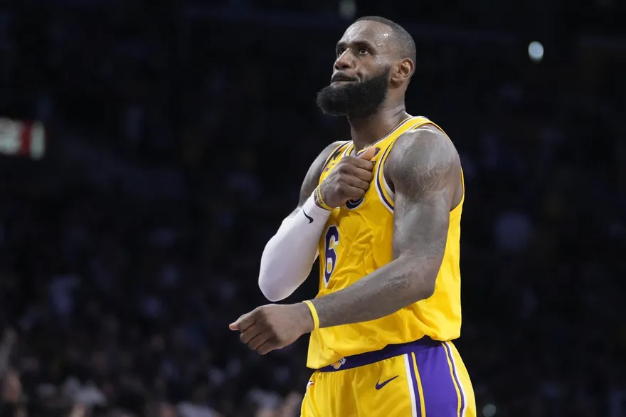 老神在在！大戰前夕詹皇談笑風生　一眉豪言橫掃灰熊