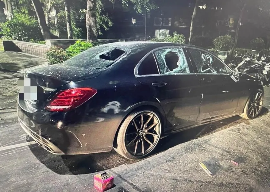 影/想揪出小王痛扁卻出槌！莽男撂人狠砸百萬賓士後驚覺「不是這台」　這下慘了